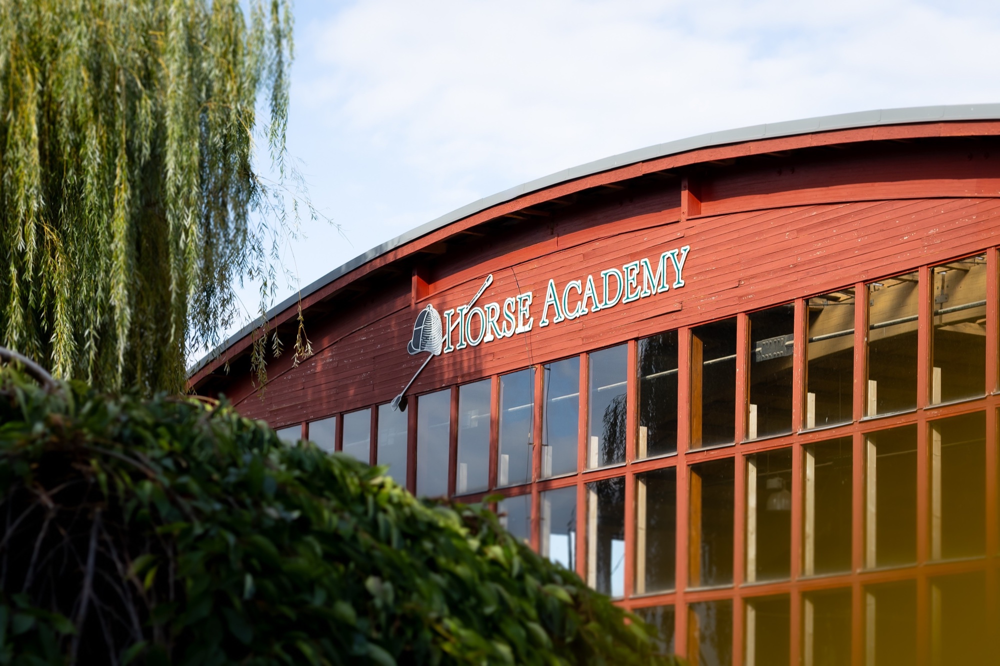 Průčelí haly Horse Academy v Radimovicích