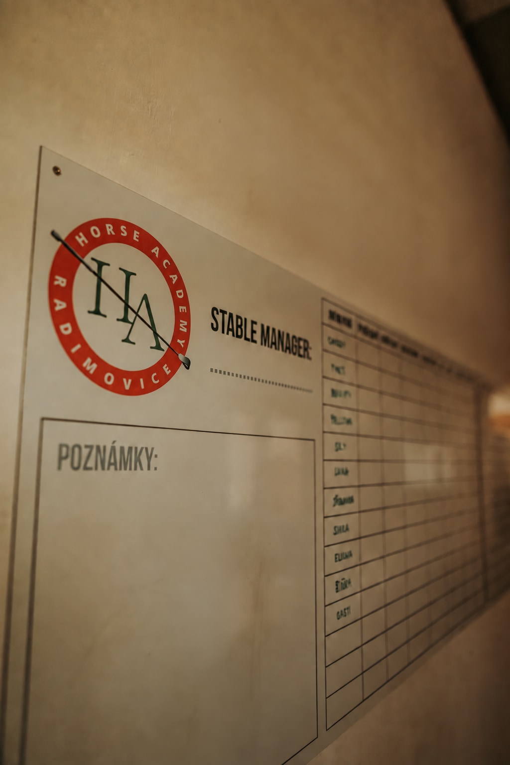 Tabule denního režimu s logem Horse Academy
